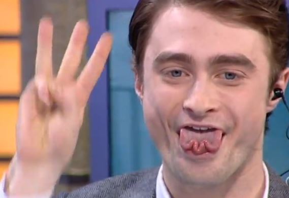 Daniel Radcliffe é capaz de fazer movimentos bizarros com a língua