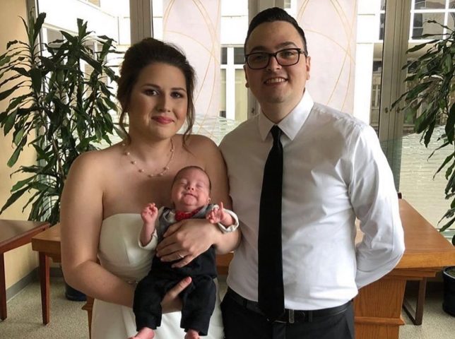 Noiva se casa em hospital e leva filho prematuro no colo até o altar