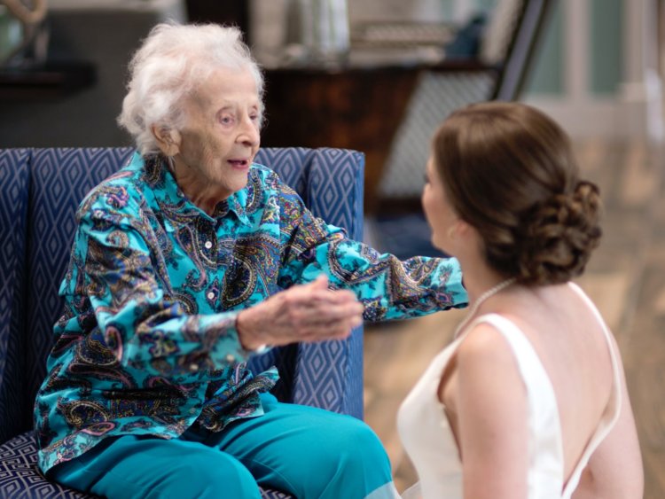 Neta faz ensaio emocionante com avó de 103 anos que não podia ir a casamento