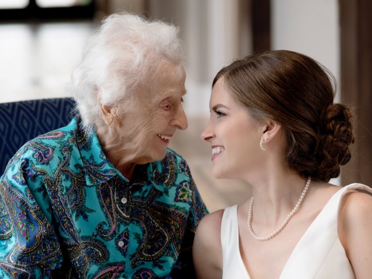 Neta faz ensaio emocionante com avó de 103 anos que não podia ir a casamento