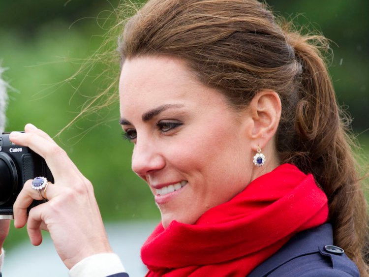 Kate Middleton também adaptou dois brincos de safira e diamantes da princesa.