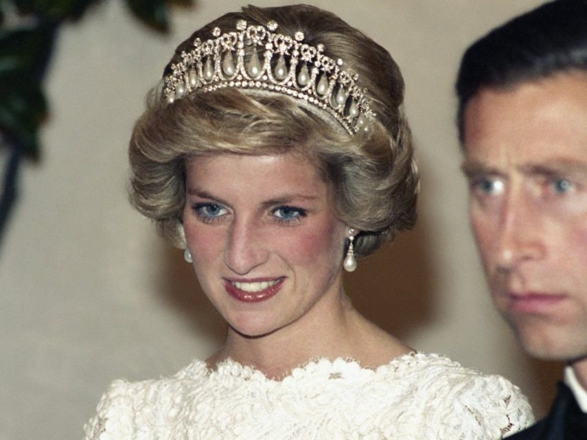 Kate usou a tiara da princesa Diana, chama Cambridge Lover's Knot, numa recepção diplomática no Palácio de Buckingham em 2016. A tiara foi um presente da rainha Elizabeth II.