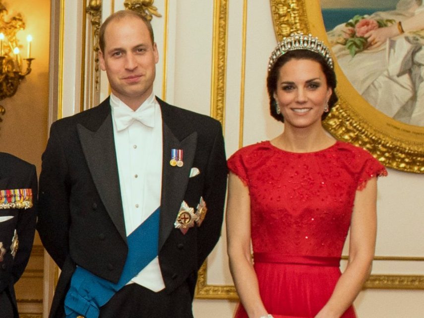 Kate usou a tiara da princesa Diana, chama Cambridge Lover's Knot, numa recepção diplomática no Palácio de Buckingham em 2016. A tiara foi um presente da rainha Elizabeth II.
