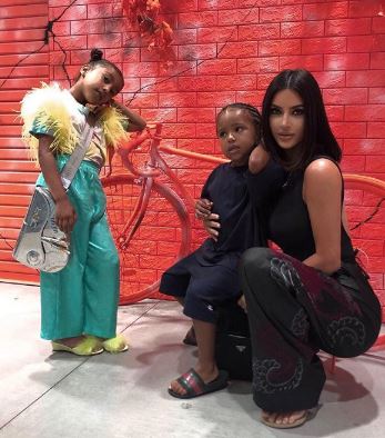 Filha de Kim Kardashian chama atenção com looks únicos em viagem ao Japão
