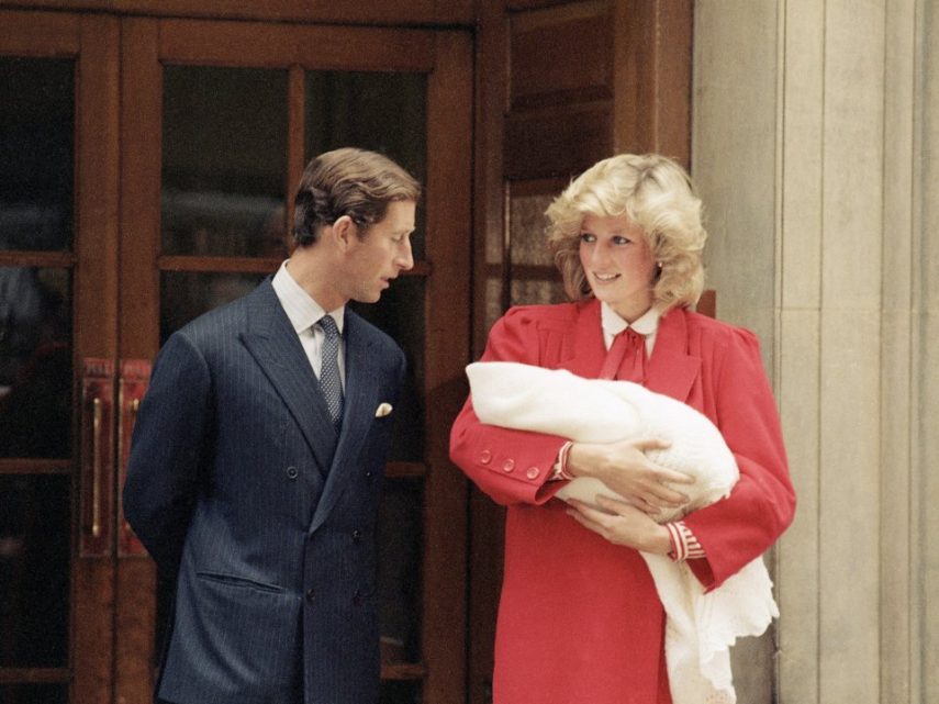 O mesmo aconteceu na primeira foto de Kate e William em público com o pequeno Loius, Kate usou o mesmo estilo de vestido que Di quando ela e Charles saíram com Harry.