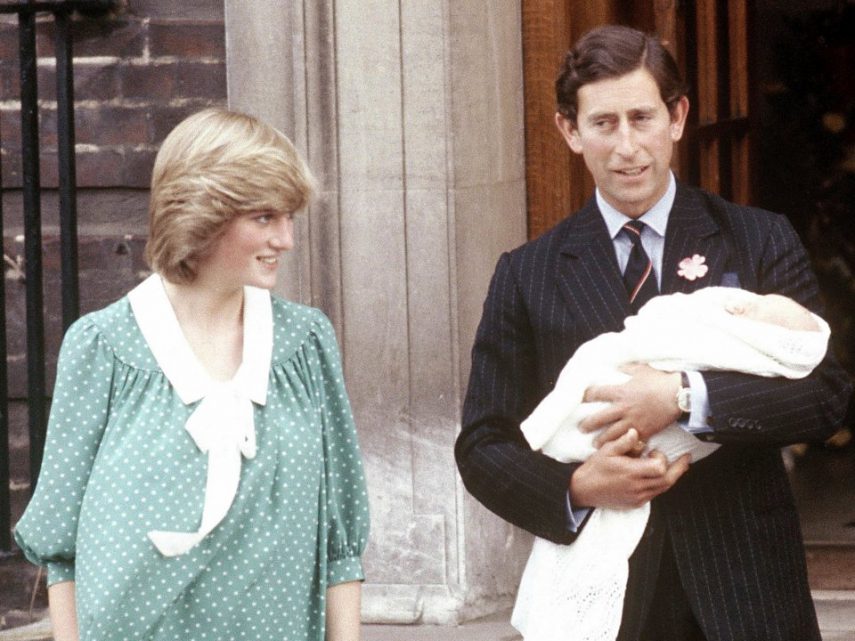 O vestido usado por Kate em sua primeira foto com o marido e George em público foi similar ao da princesa quando ela e o príncipe Charles saíram com WIlliam pela primeira vez.