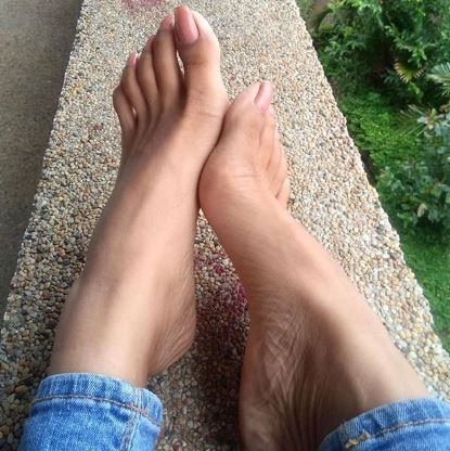 Unhas dos pés compridas