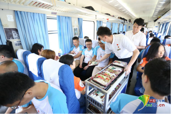  Na China, um serviço de trem realiza viagens de dois dias para que solteiros possam conhecer outras pessoas e, quem sabe, encontrarem um par perfeito