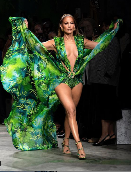 Cantora exibiu uma versão repaginada do icônico vestido usado no Grammy Awards 2000 