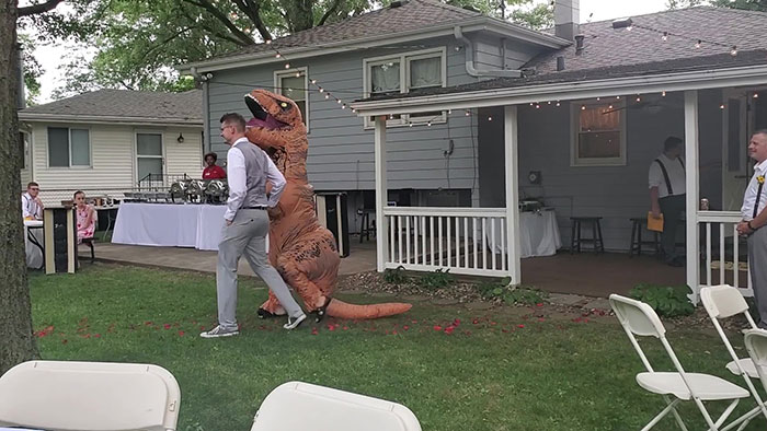 Madrinha vai ao casamento da irmã vestida de dinossauro