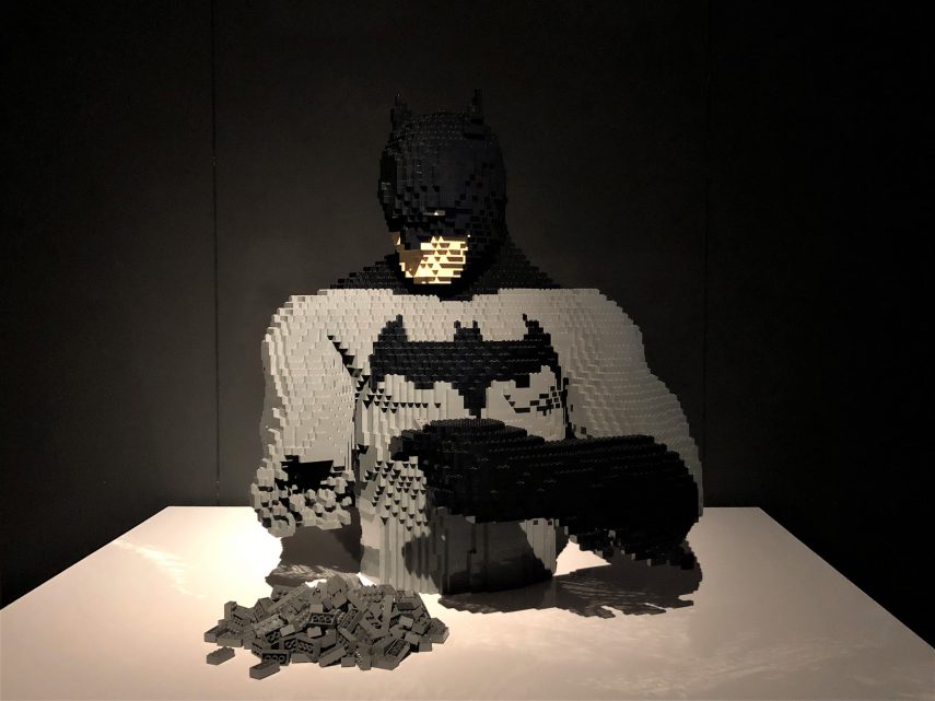 Nathan Sawaya ama a escultura do Batman construindo a si mesmo, pois lembra o público que este herói não possui poderes, é um homem 