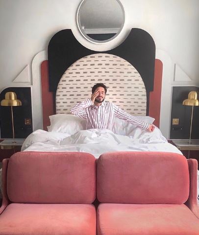Este influencer viaja o mundo para dormir e só posta fotos de pijama em hotéis de luxo
