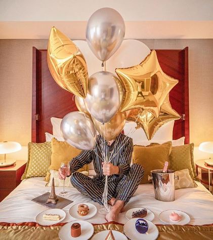 Este influencer viaja o mundo para dormir e só posta fotos de pijama em hotéis de luxo