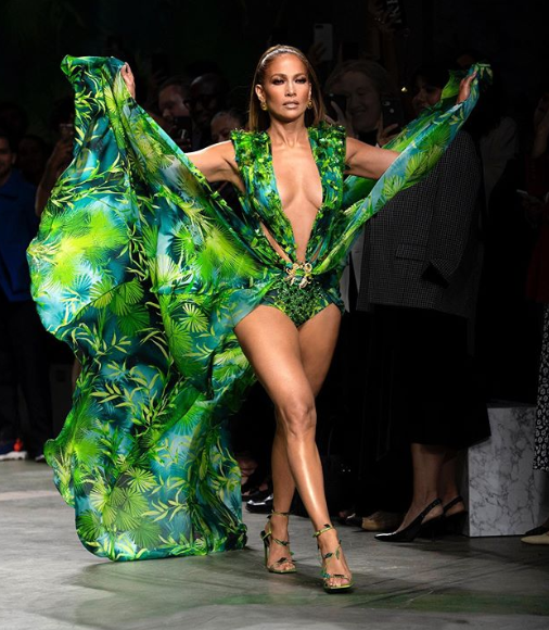 Jennifer Lopez desfila para Versace