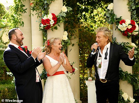 Rod Stewart surpreende casal durante cerimônia em Las Vegas