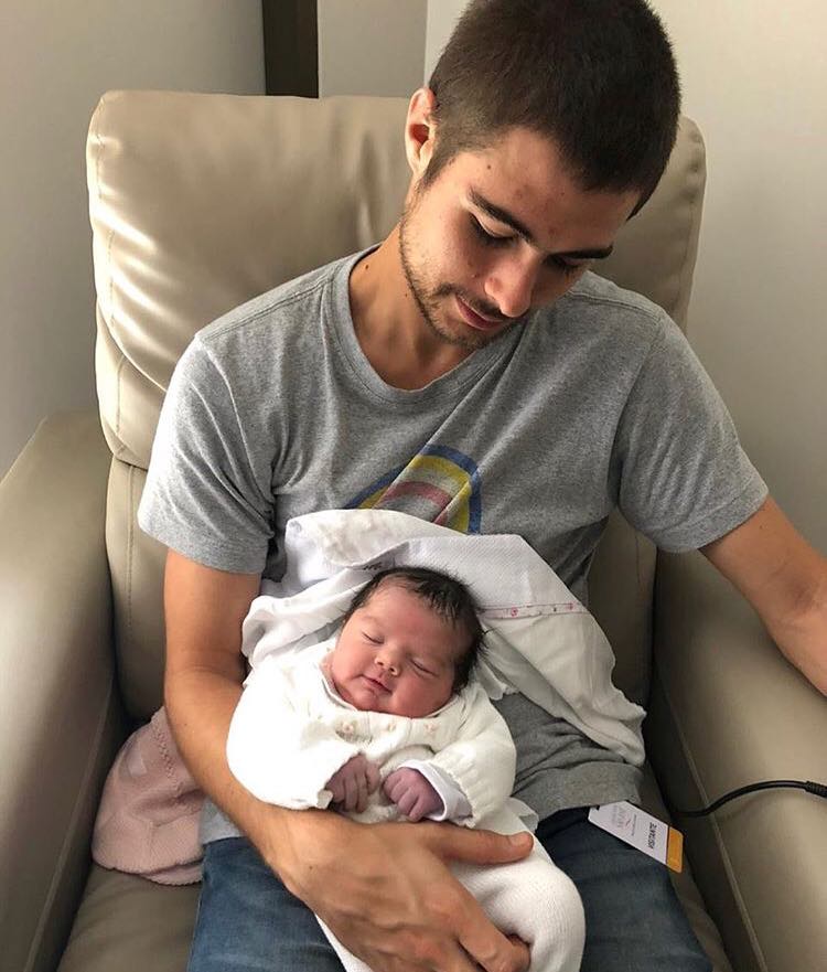 Tatá Werneck e Rafael Vitti dão boas-vindas à primeira filha