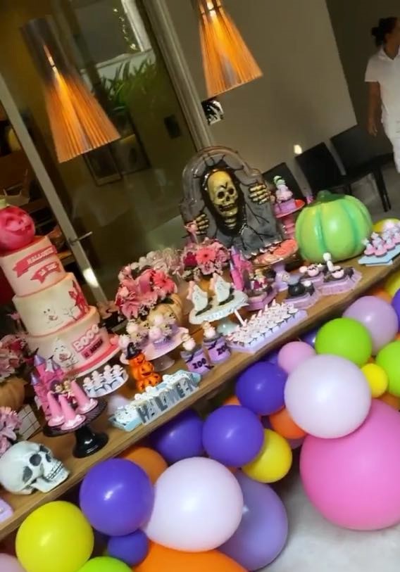 A filha de Sabrina Sato e Duda Nagle ganhou uma festa de 'mesversário' com o tema Halloween. Os detalhes encantaram os convidados e seguidores