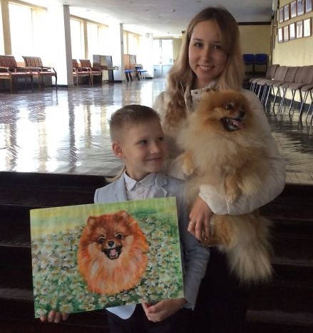 Menino troca pinturas por doações a animais de abrigo