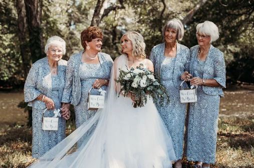 Noiva leva 4 avós como floristas no seu casamento