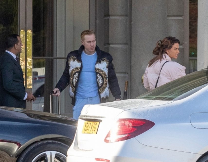 Katie Price e Kris Boyson são vistos juntos em hotel da última noite de Harry e Markle antes do casamento