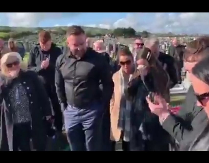 Homem grava a voz para filha mostrar durante enterro dele na Irlanda