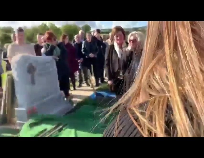 Homem grava a voz para filha mostrar durante enterro dele na Irlanda