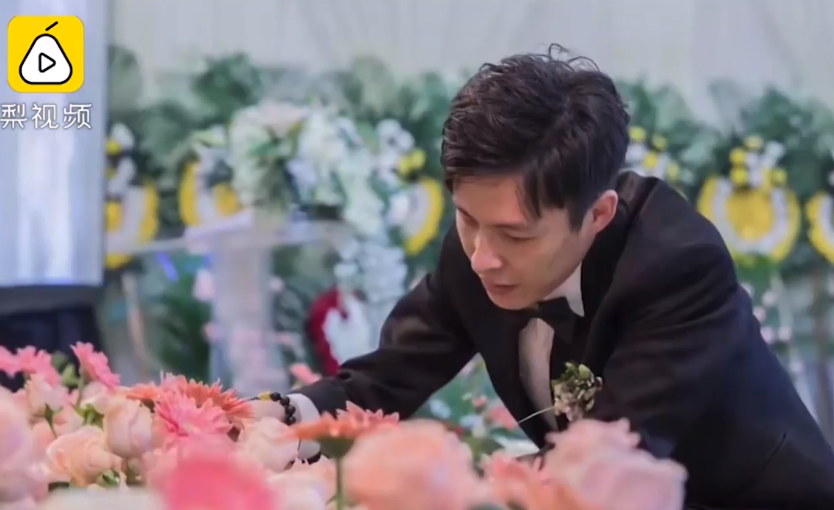 Homem se casa com corpo de noiva durante funeral