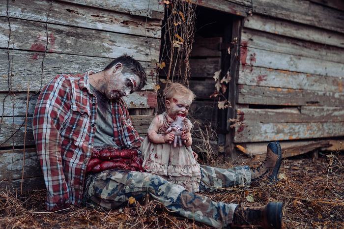 Criança brinca com tripas do pai em ensaio de Halloween