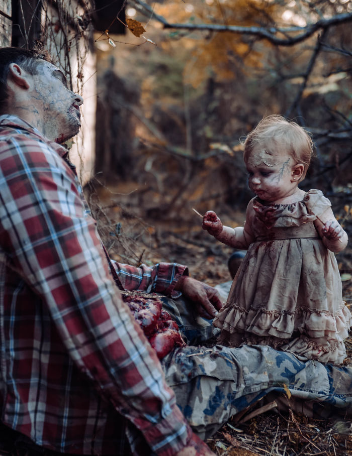 Criança brinca com tripas do pai em ensaio de Halloween
