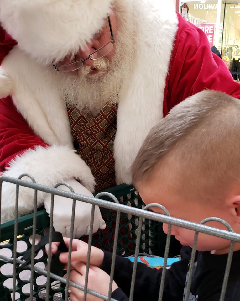 Menino com autismo conhece o Papai Noel após espera de seis anos