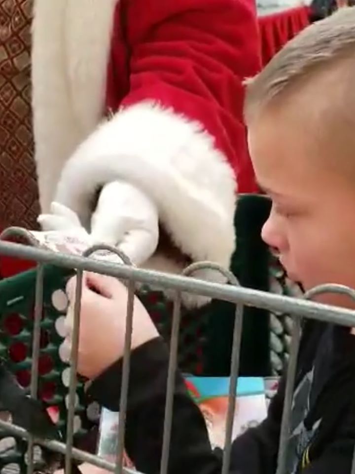 Menino com autismo conhece o Papai Noel após espera de seis anos