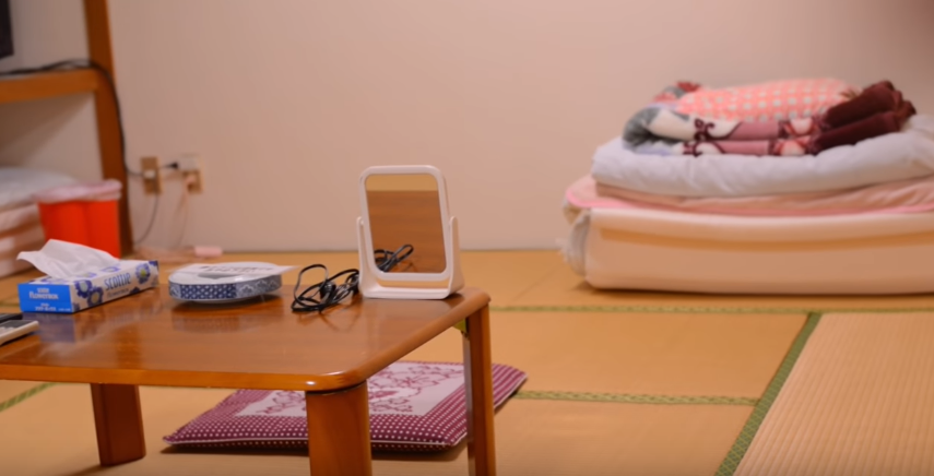 A diária do quarto 8 no Asahi Ryokan, em Fukuoka, custa apenas US$ 1, mas há uma condição: o hóspede transmitirá ao vivo, em uma live no YouTube, sua estadia. 