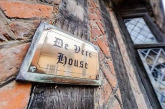 Conhecida nos filmes como Godric's Hollow, a casa fica vila medieval de Lavenham, na Inglaterra