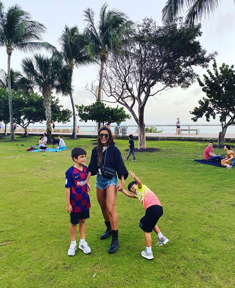 Juliana Paes curte a família durante viagem a Miami