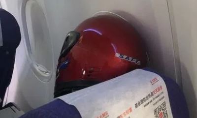 Passageiros usam garrafas de plástico e capacete em voos