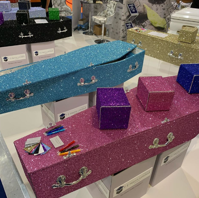 Empresa cria linha de caixões com glitter