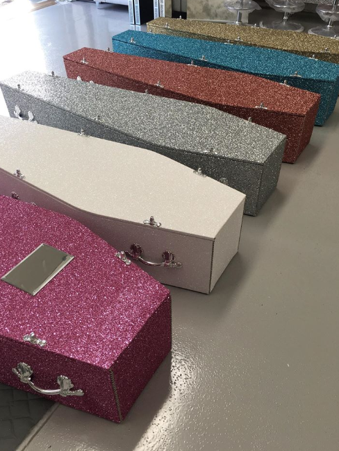 Empresa cria linha de caixões com glitter