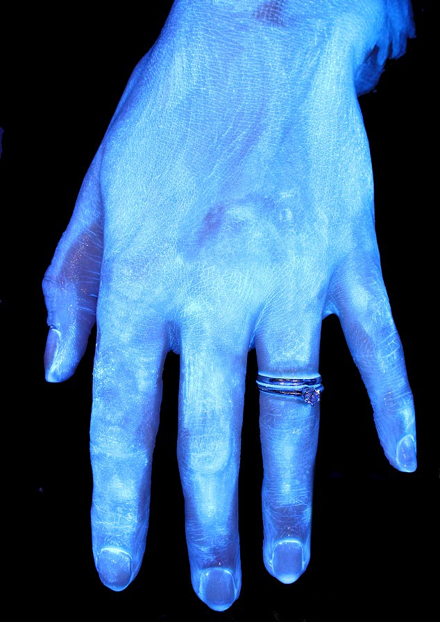 Como mostra a imagem, lavar as mãos por três segundos ou menos não faz muito efeito. O brilho mostra que muitos germes continuam nas mãos.