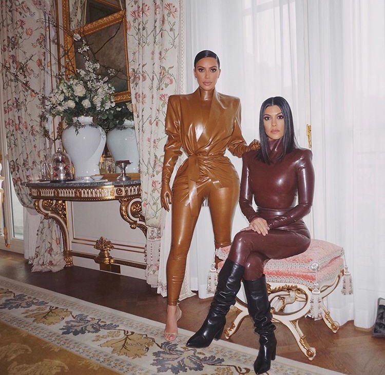 Kim e Kourtney Kardashian na Semana de Moda de Paris 2020