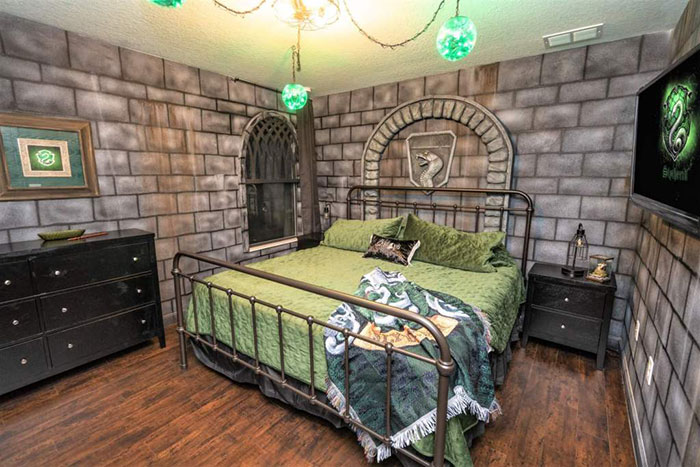 Casa inspirada no universo de Harry Potter está disponível para aluguel em Orlando, na Flórida. A propriedade fica a 30 minutos do parque Wizarding World of Harry Potter e comporta até 20 pessoas