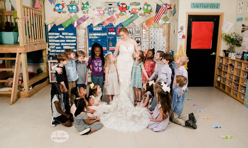 A professora Kelsey Moeller escolheu seus alunos para serem as primeiras pessoa a verem seu visual de casamento