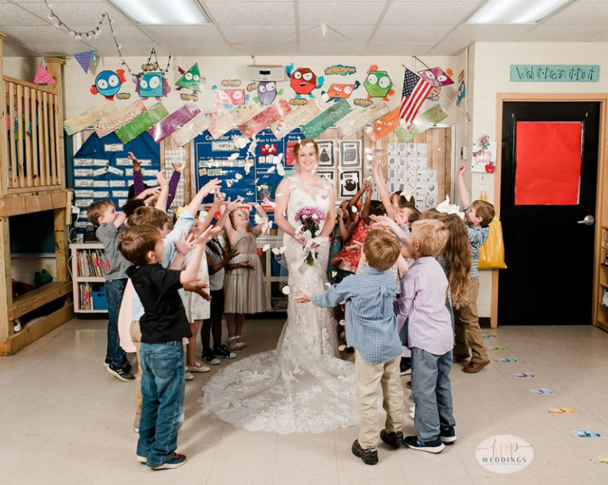 A professora Kelsey Moeller escolheu seus alunos para serem as primeiras pessoa a verem seu visual de casamento