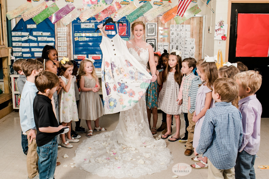 As crianças deram de presente à professora um vestido pintado à mão