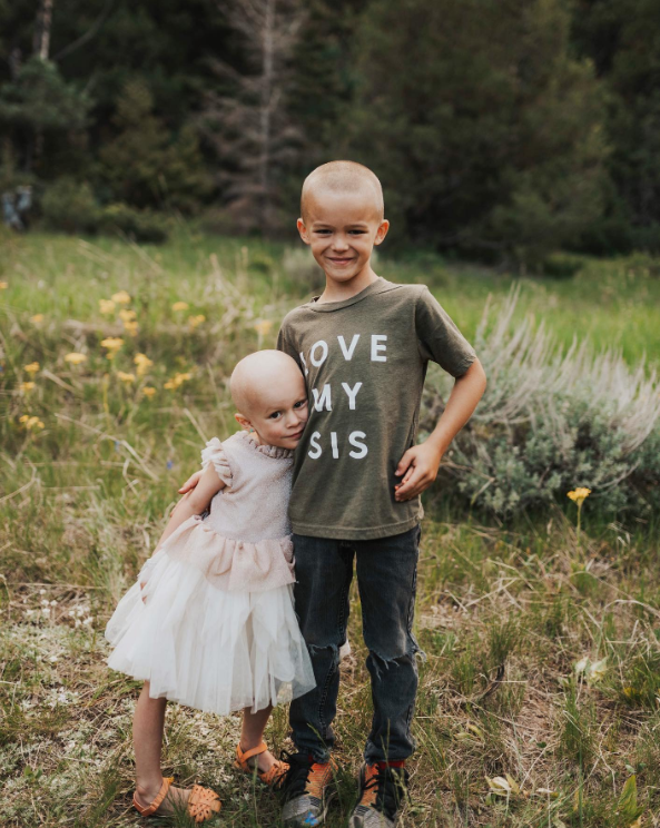 Para que a irmã não se sentisse sozinha durante tratamente contra o câncer, menino também raspou o cabelo 