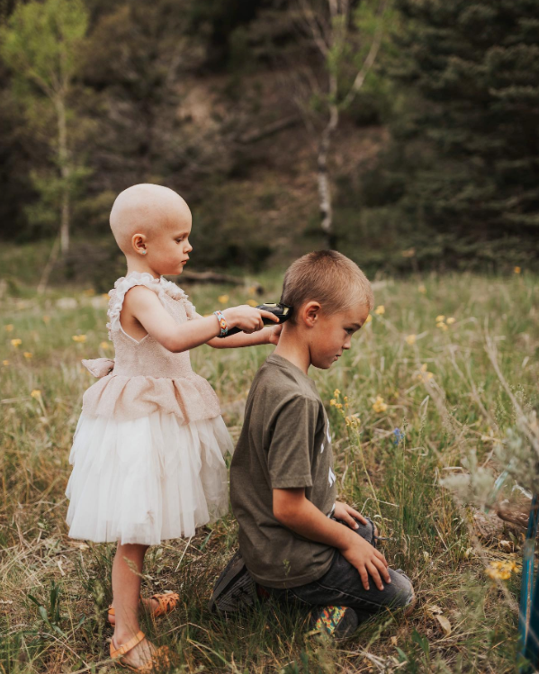 Para que a irmã não se sentisse sozinha durante tratamente contra o câncer, menino também raspou o cabelo 