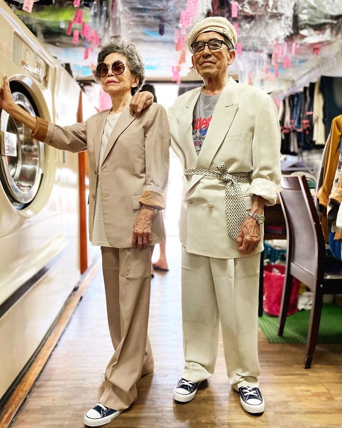 O casal taiuanês Wanji e Sho-Er estão conquistando as redes sociais ao esbanjarem estilo com roupas esquecidas há anos em sua lavanderia. A ideia é do neto, que quis mostrar que essas peças continuam na moda e que não há idade para ousar nos looks