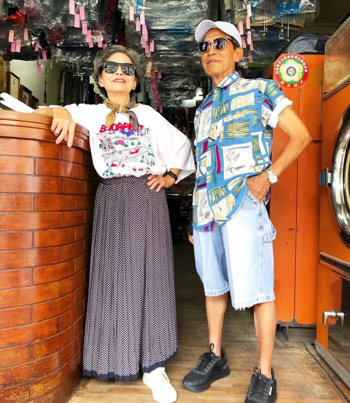 O casal taiuanês Wanji e Sho-Er estão conquistando as redes sociais ao esbanjarem estilo com roupas esquecidas há anos em sua lavanderia. A ideia é do neto, que quis mostrar que essas peças continuam na moda e que não há idade para ousar nos looks