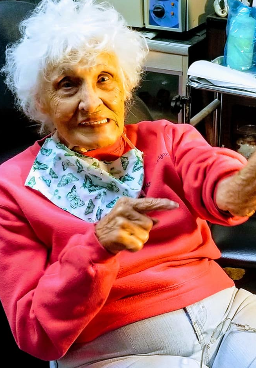 Dorothy Pollack fez sua primeira tattoo aos 103 anos de idade. Após ficar meses isolada em uma casa de repouso por causa da pandemia, a moradora do Michigan decidiu realizar alguns desejos ao finalmente sair 