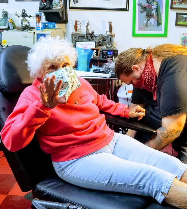 Dorothy Pollack fez sua primeira tattoo aos 103 anos de idade. Após ficar meses isolada em uma casa de repouso por causa da pandemia, a moradora do Michigan decidiu realizar alguns desejos ao finalmente sair 