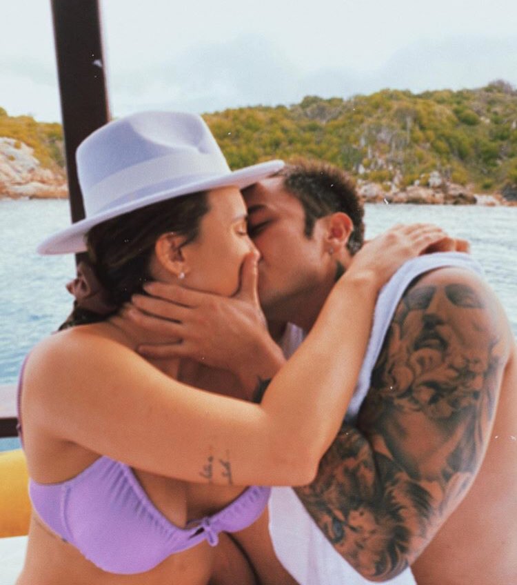 Casal oficializou a relação durante viagem a Arraial do Cabo (RJ)